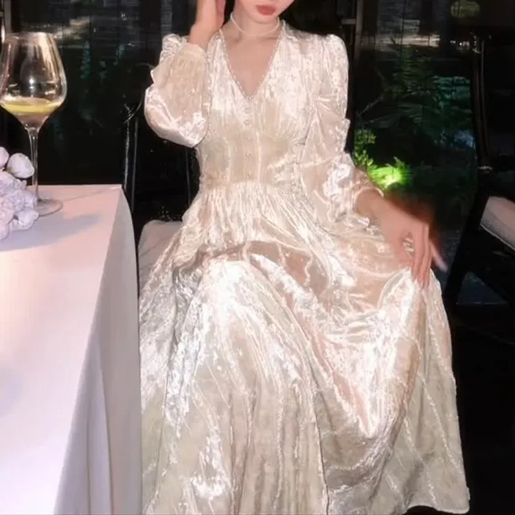 新款时装法式复古名媛千金风高级感V领白色礼服显瘦炸街减龄温柔