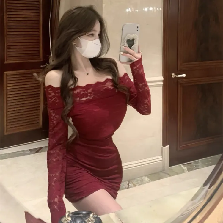 红色战袍蕾丝连衣裙女2025秋冬上新一字领包臀裙流光风打底短裙子
