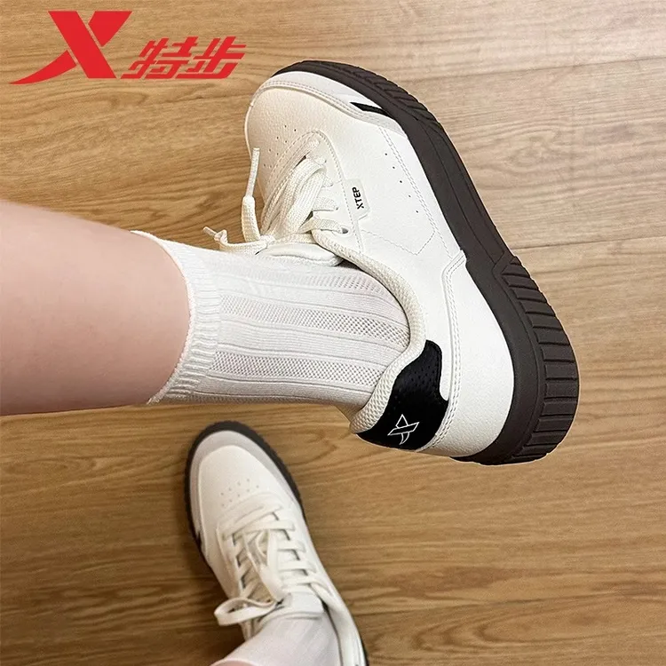 特步女鞋秋冬新款低帮板鞋皮面防水小白鞋时尚百搭休闲运动鞋女款