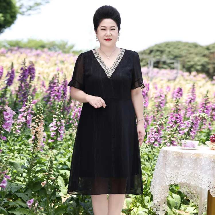 气质妈妈中年夏中老年大码妈妈装夏季40岁女装200斤裙子v领洋气