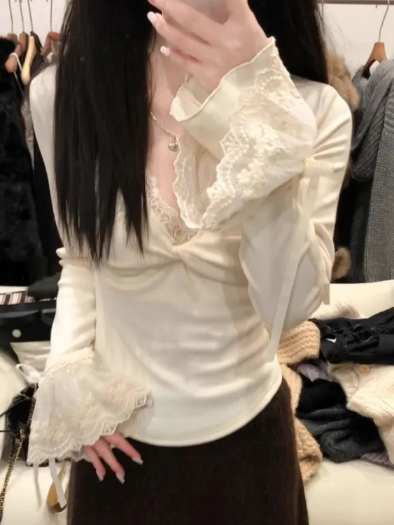 法式气质蕾丝边V领喇叭袖打底衫t恤女秋冬纯欲感简约内搭长袖上衣
