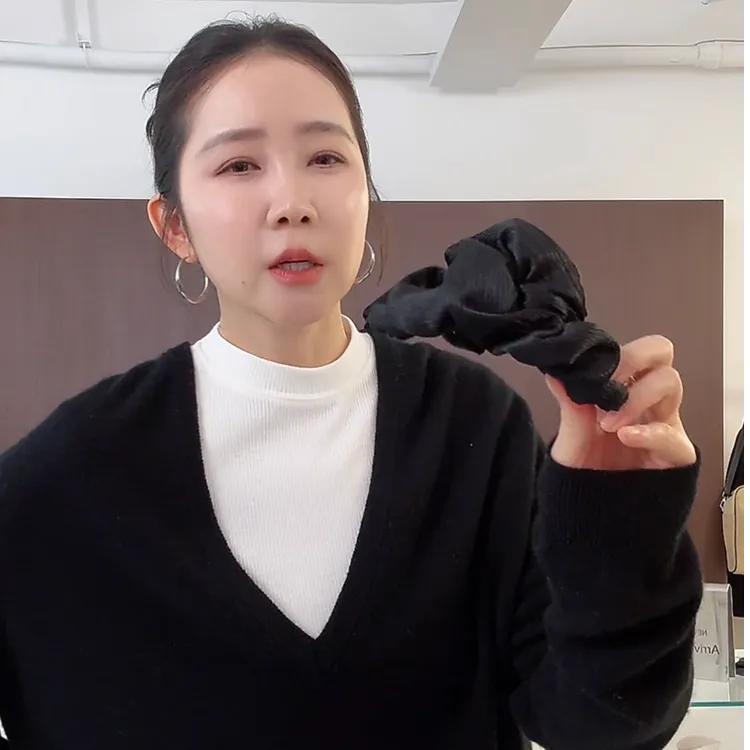 陈姬儿新款高级感缎面黑色褶皱抓夹韩系轻奢后脑勺鲨鱼夹子321