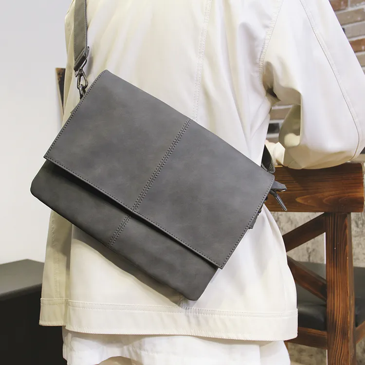 潮牌斜挎包男磨砂皮邮差包男士包包单肩休闲简约潮流肩包