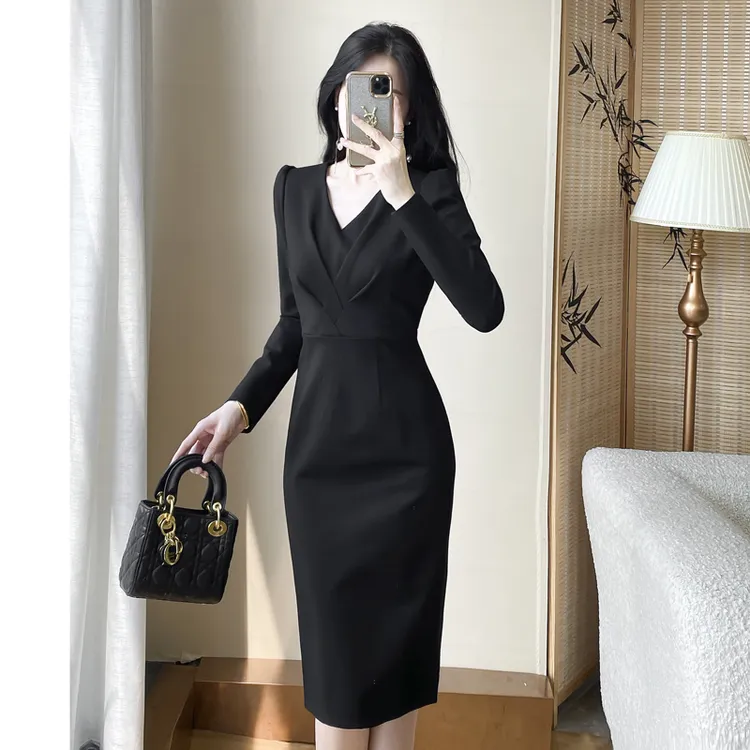 秋装新款V领连衣裙气质高级感轻奢名媛收腰显瘦法式小黑裙包臀裙