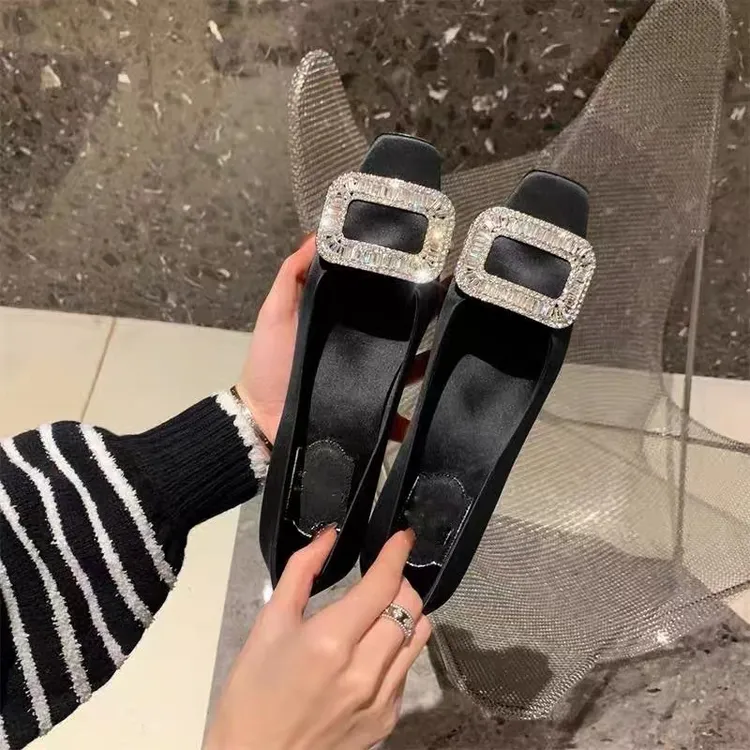 离不凡- 银灰色绸缎水钻方扣浅口中跟方头单鞋日常粗跟气质女鞋