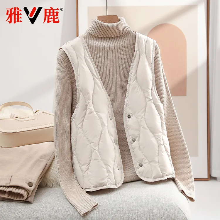 雅鹿2025早春轻薄羽绒马甲女今年流行短款百搭休闲显瘦大衣搭配