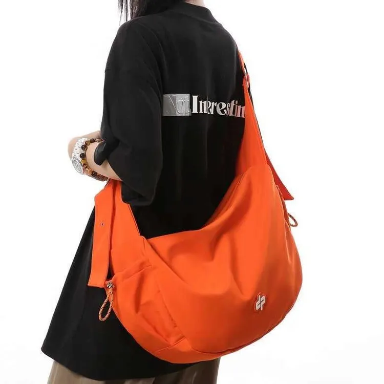 花少同款原创运动斜挎包男潮牌旅行包单肩饺子包女通勤单肩包背包