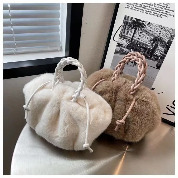 居家日用挎毛绒柔软云朵女包包百搭款高质感手提抽绳高级秋冬包