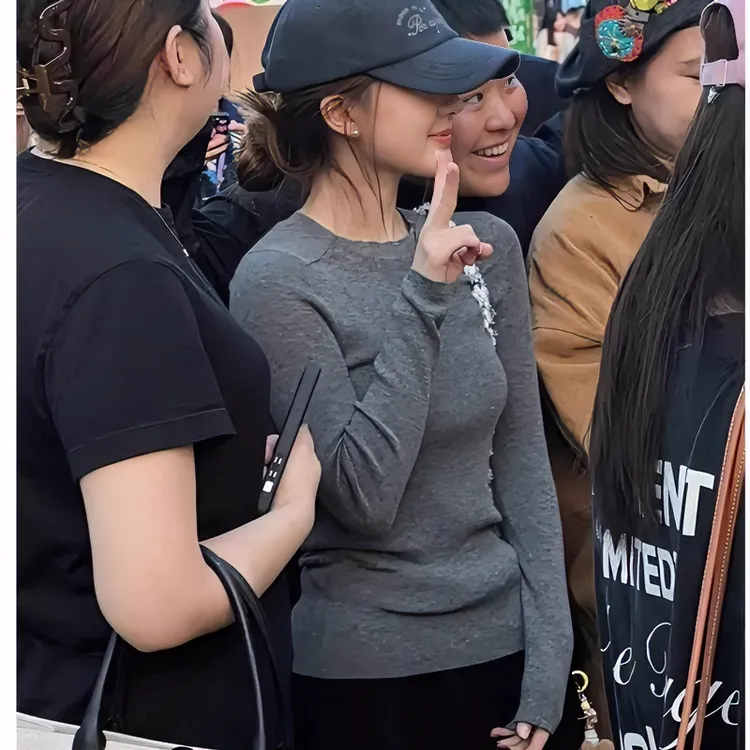 小婉薇 灰色圆领长袖针织衫女毛衣内搭春季纯色修身打底衫上衣