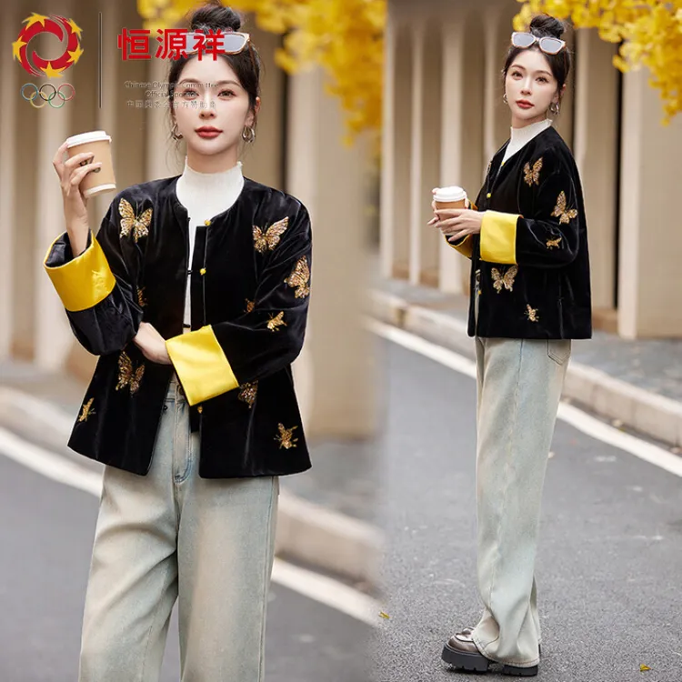 恒源祥集团彩羊2024年秋冬暴款蝴蝶刺绣不掉砖丝绒纽扣大码外套