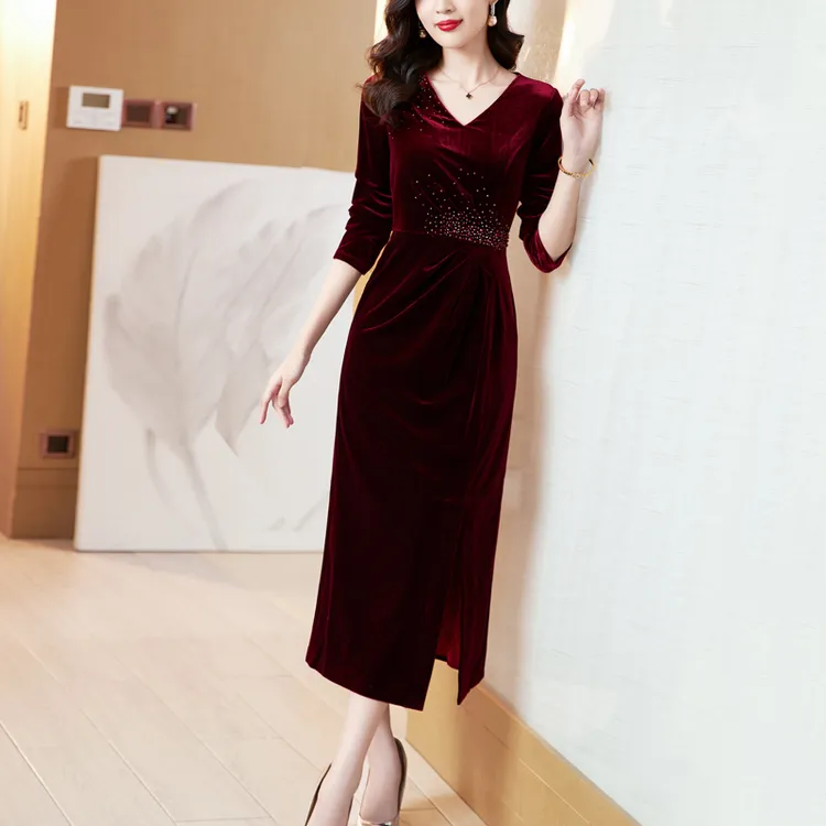 酒红色金丝绒连衣裙秋冬新款女装钉珠气质婚宴妈妈装礼服中长款