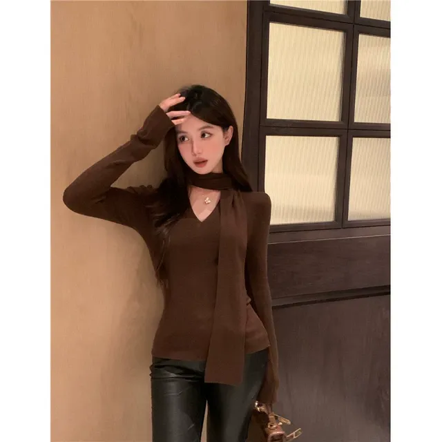 气质修身深V领棕色挂脖针织衫女内搭秋冬别致美拉德毛衣打底上衣