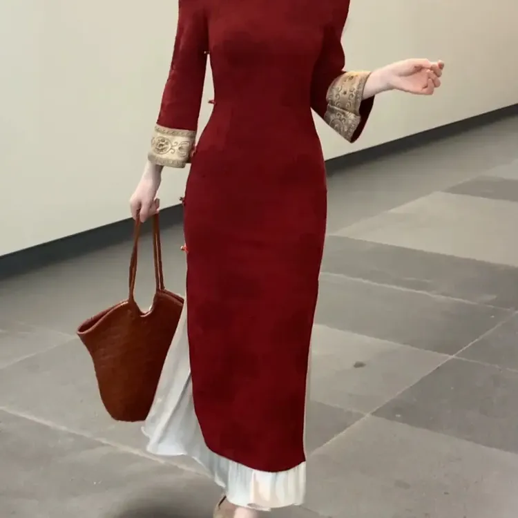 她来了复古馆订婚结婚年会显白气质酒红色暗纹提花倒大袖复古旗袍