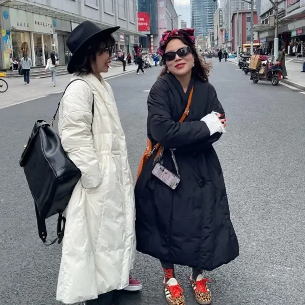 2025年大扣子长款过膝收腰90白鸭绒加厚保暖羽绒服中长款外套