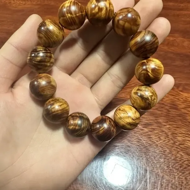 北太行崖柏1.8尺寸黑金龙胆闪电纹，油性高密度大