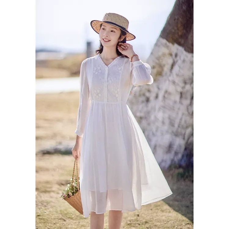 红念白色刺绣v领苎麻连衣裙女显瘦气质春装2025年新款优雅长裙子