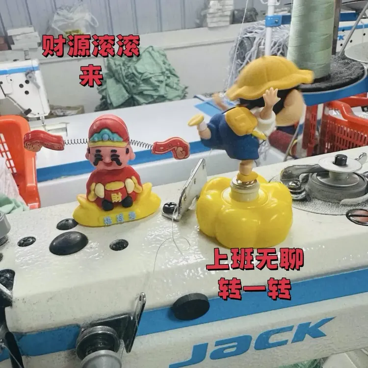 2026新款可旋转蜡笔小新汽车桌面摆件网红办公室解压桌面摆件礼物