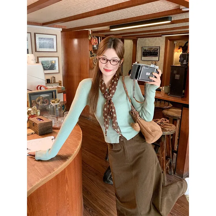 韩系绿色短款长袖针织衫女秋季修身薄款毛衣开衫时尚温柔单穿上衣