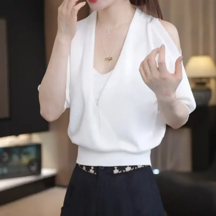 夏季新款独特小众设计感V领露肩白色短袖针织衫时髦显瘦薄款女装