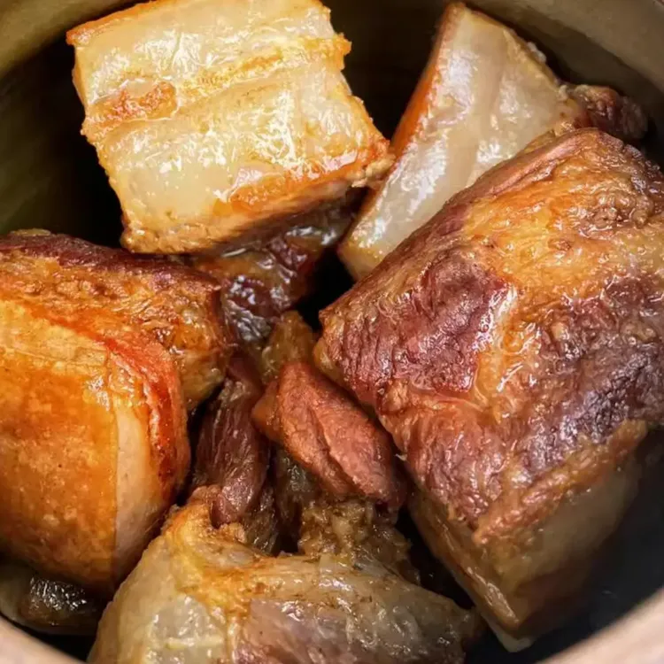 云南土猪腌肉坛子肉（油炸肉）