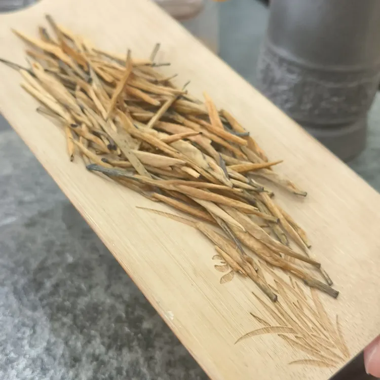 云南滇红大金针红茶