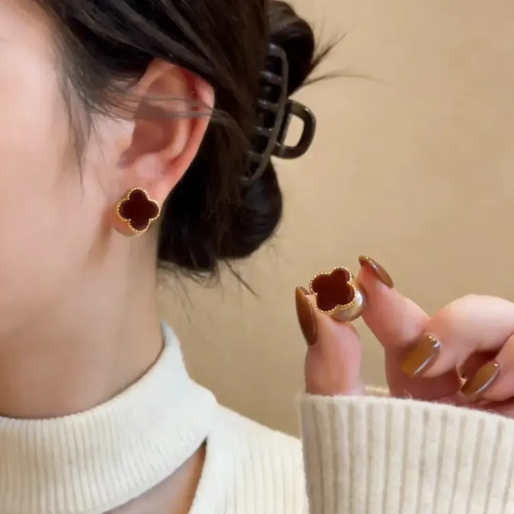 四叶花红色植绒耳钉女小众设计高级感耳钉新款潮气质耳饰车载挂饰