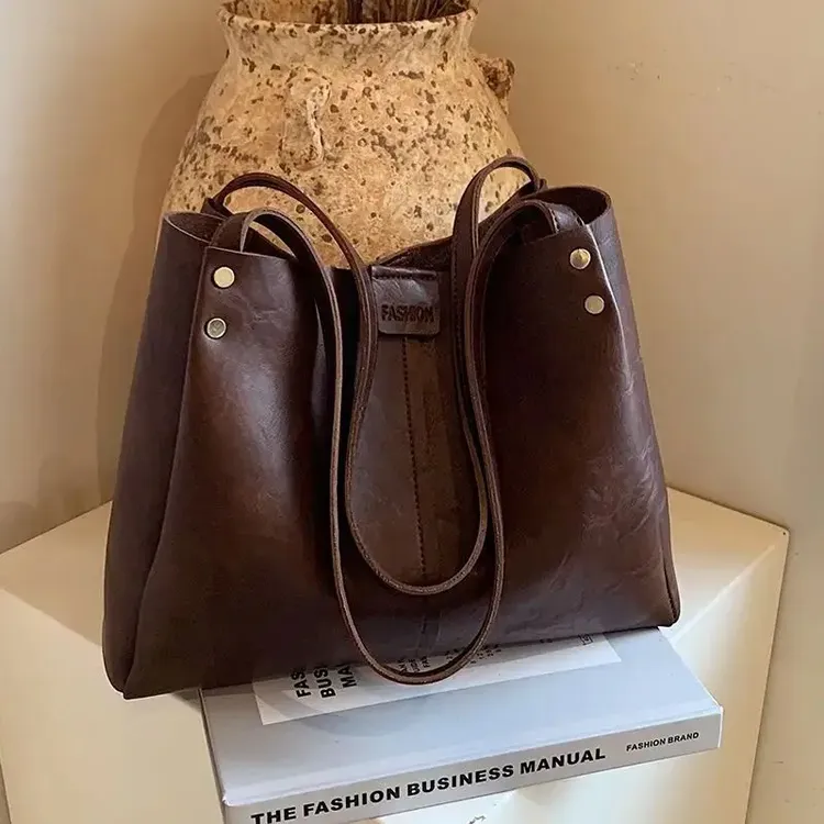 新款大容量托特包包2025秋冬复古单肩宽带斜挎包大学生上课通勤包