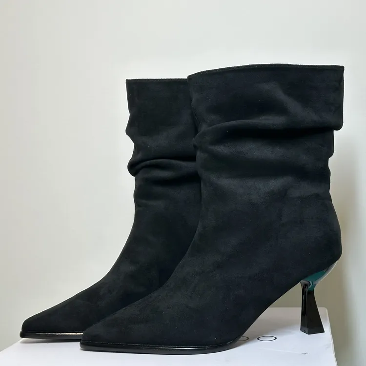 秋冬新款时尚绒面尖头细跟褶皱堆堆短靴女款显瘦百搭