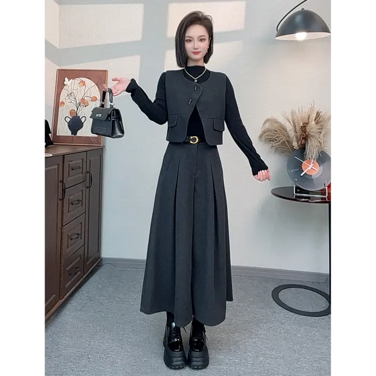 蔡小姐2025秋冬新款女气质显瘦复古毛呢时尚马甲+打底+裤裙套装