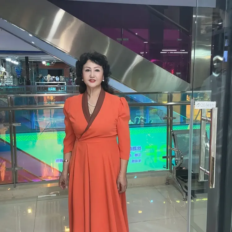 夏季法式高级感V领高腰显瘦气质大摆连衣裙设计感女装新款