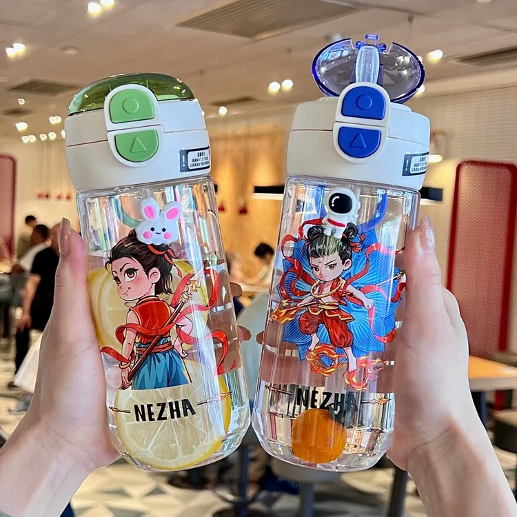 哪吒儿童水杯吸管式2025新款杯子女童夏日手提幼儿园上学专用水壶