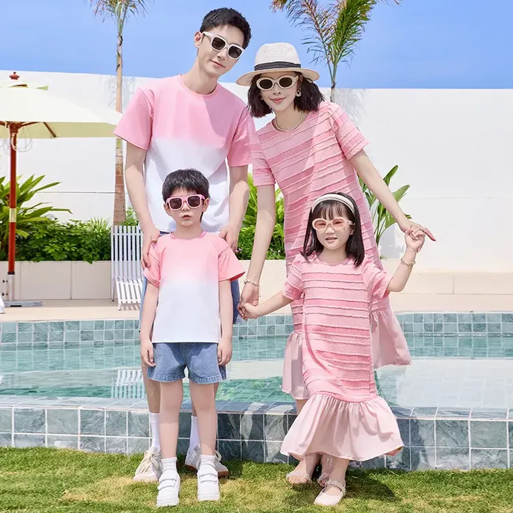 亲子装一家三口2025新款渐变短袖网红T恤母女连衣裙海边度假套装