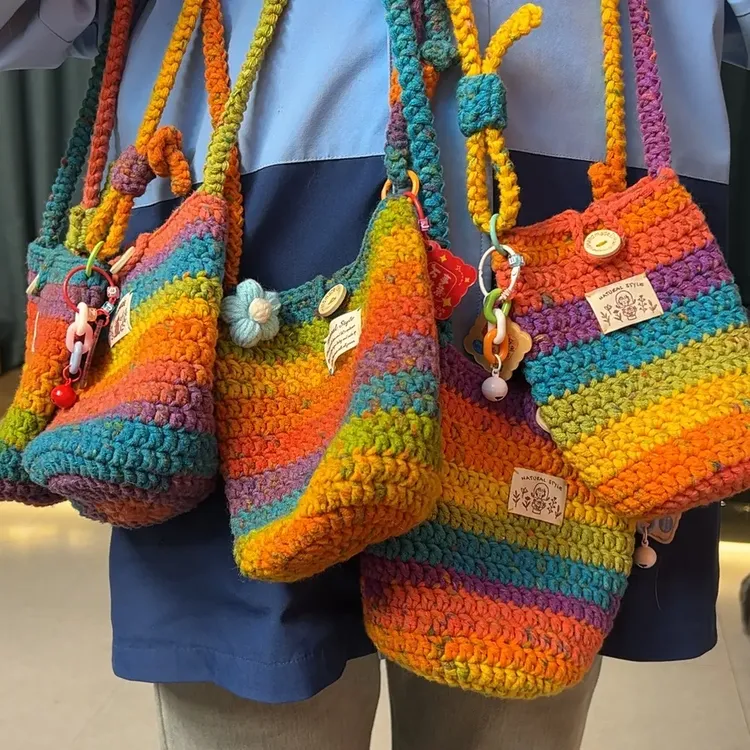 彩虹手机斜跨包DIY手工编织毛线成品钩织可爱礼物