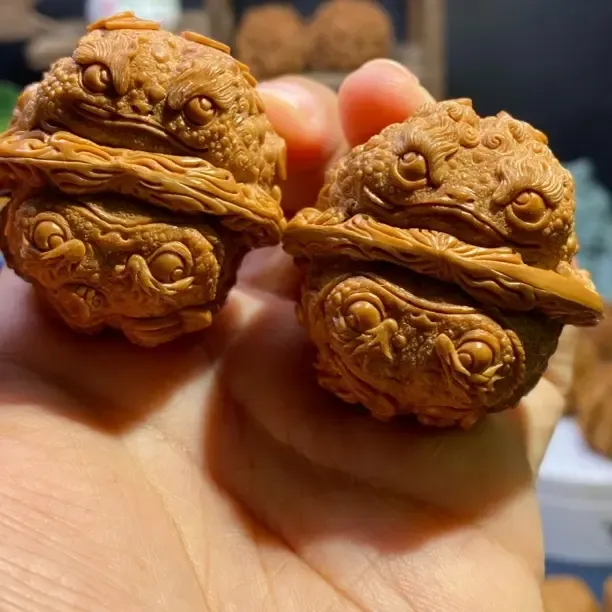 文玩核桃雕刻金蟾手把件