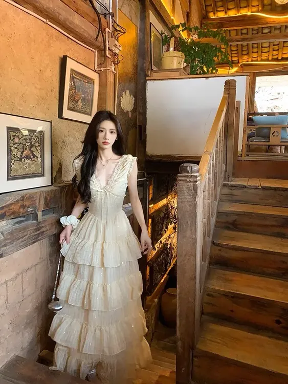 2025春夏季重工V领吊带连衣裙女收腰显瘦裙子设计感仙女蛋糕长裙