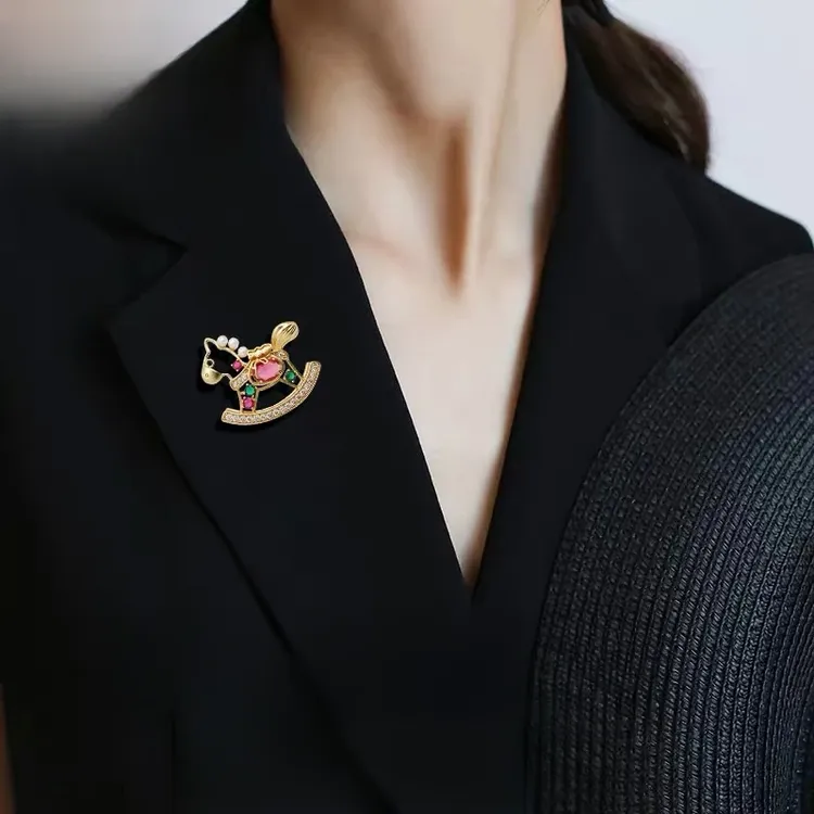 高级感胸针高档女气质奢华别针时尚胸花衣服装饰新年礼物礼品套组