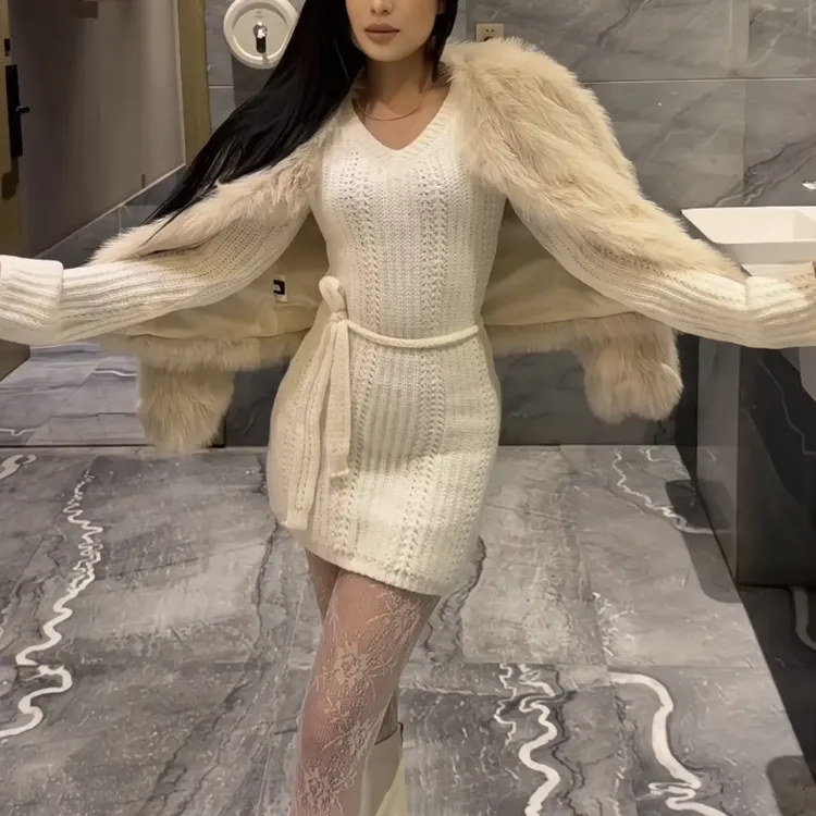 针织V领修身包臀连衣裙秋冬新款