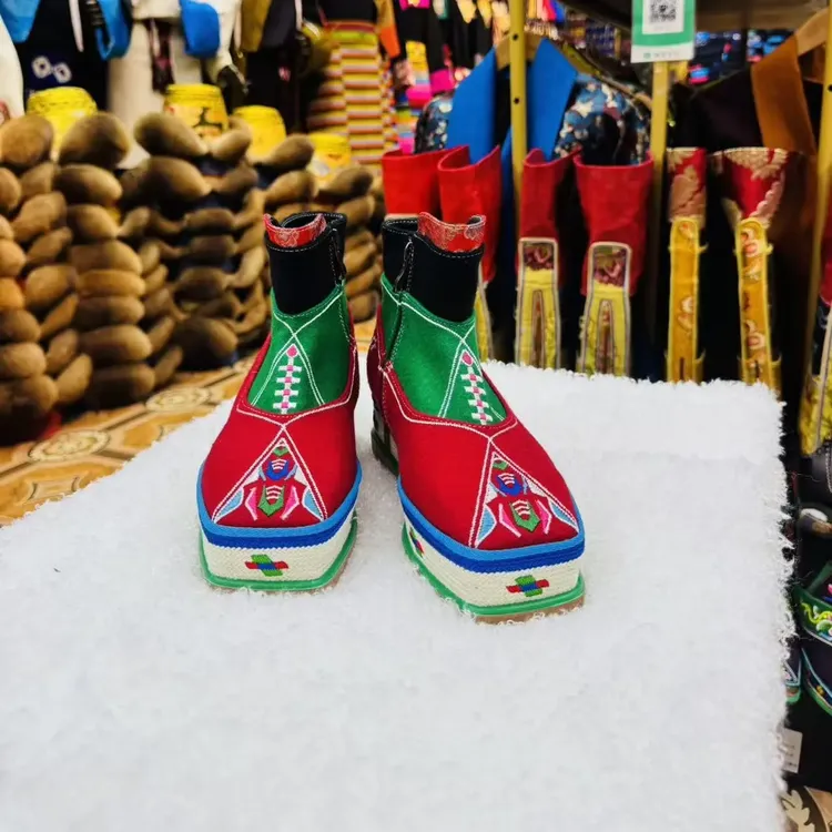 藏式女士绣花鞋内里加绒平底舒适百搭民族风布鞋