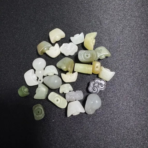 未镶嵌和田玉小滴流小配饰（单个）两个起拍