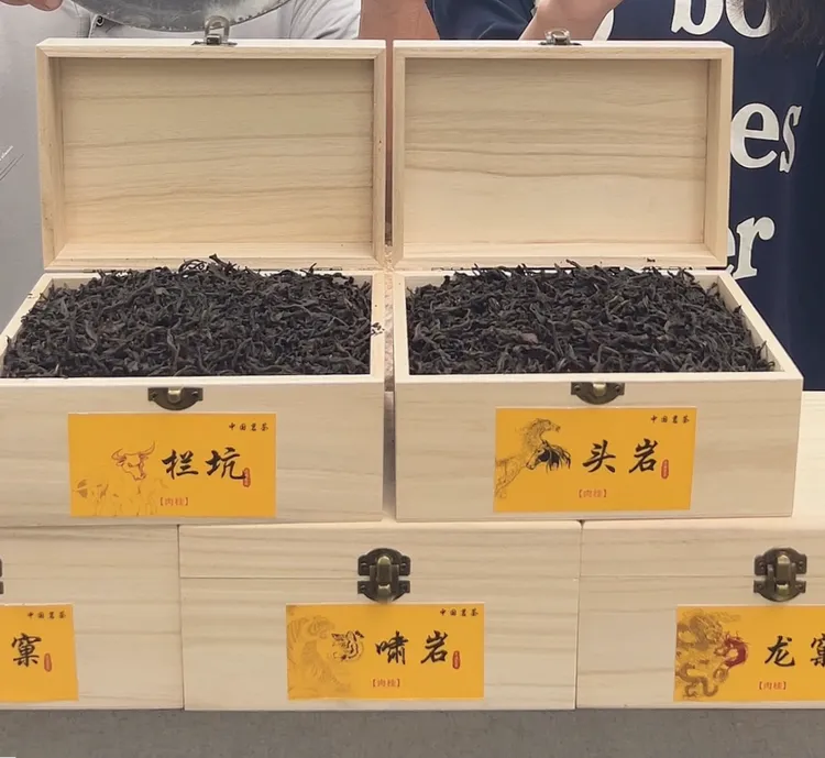 茶农自销：武夷岩茶五大肉桂组合木箱包装还送大红袍茶饼+茶杯