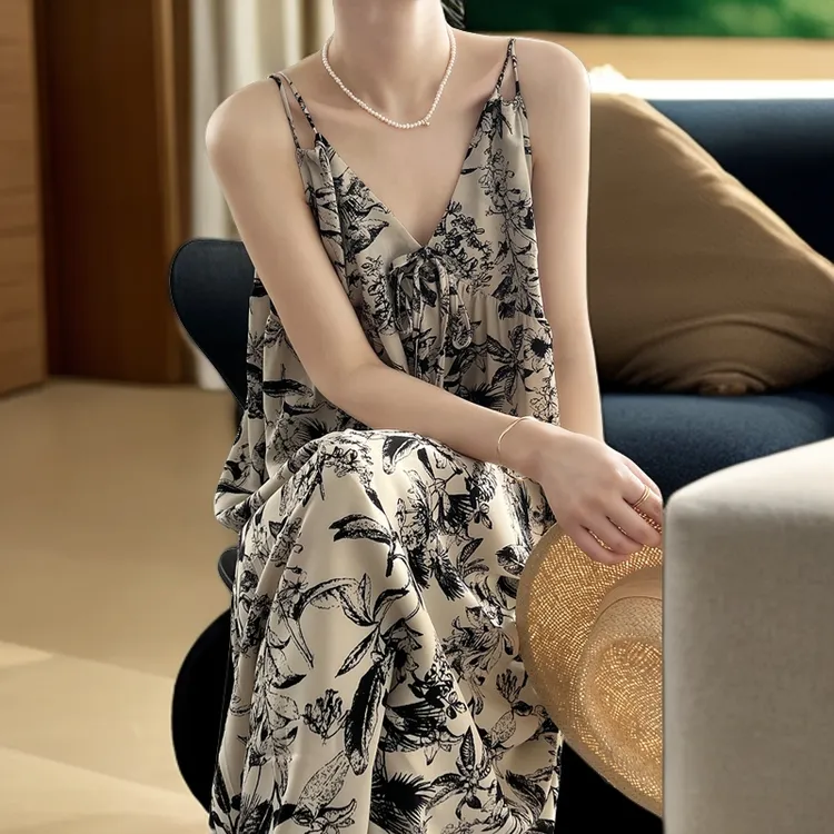 女装连衣裙v领吊带连衣裙夏季新款慵懒风长款碎花裙气质显瘦性感