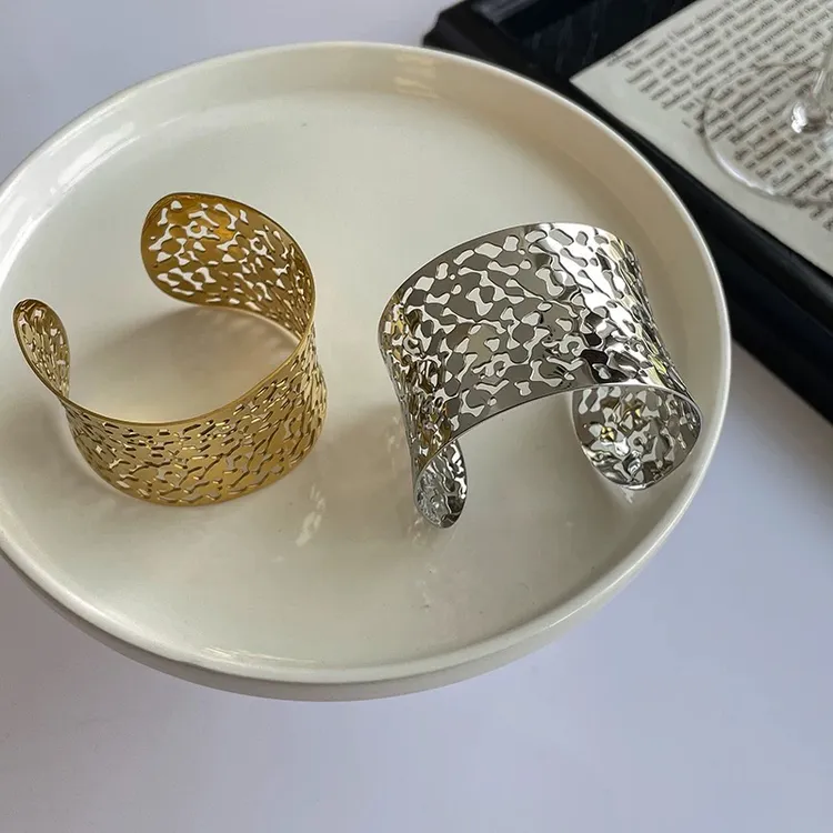 铜合金手镯 法式复古金色雕花镂空网红开口手镯气质轻奢复古手环