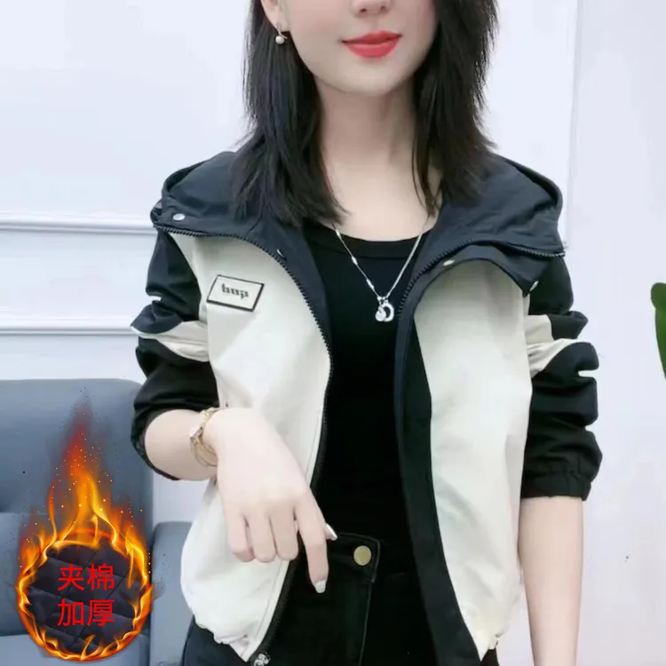加绒加厚冲锋衣外套女2025冬新款撞色拼接短款小个子时尚连帽上衣