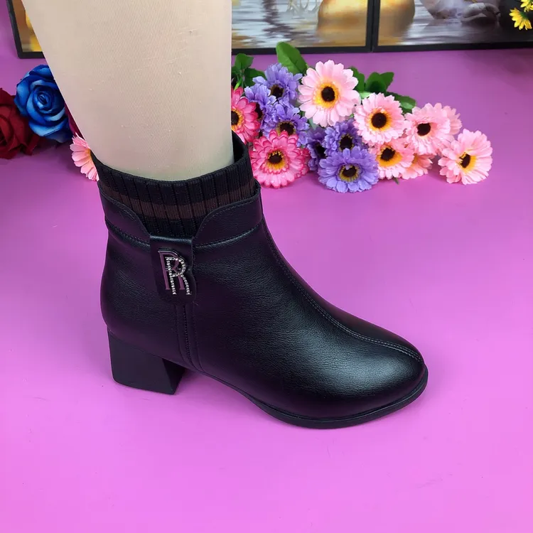 新款时尚百搭加绒保暖软底女士马丁靴中老年方根加厚棉短靴妈妈鞋