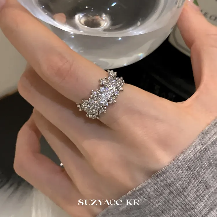 Suzyacc Kr 合金合成锆石戒指 轻奢超闪满天星满钻锆石戒指J0746
