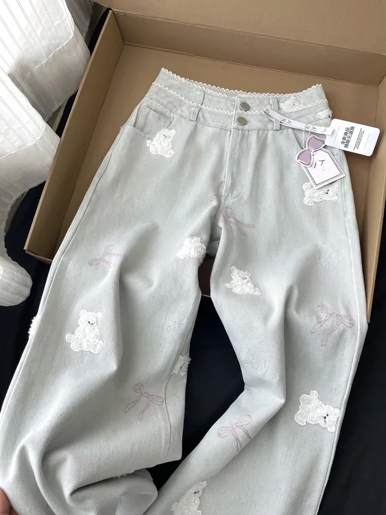 浅蓝色小熊刺绣牛仔裤女夏季设计感小众显瘦牛仔裤女款夏季薄款