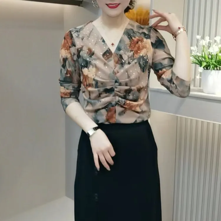 时尚V领褶皱印花上衣洋气秋冬新款减龄妈妈装遮肚显瘦百搭打底衫