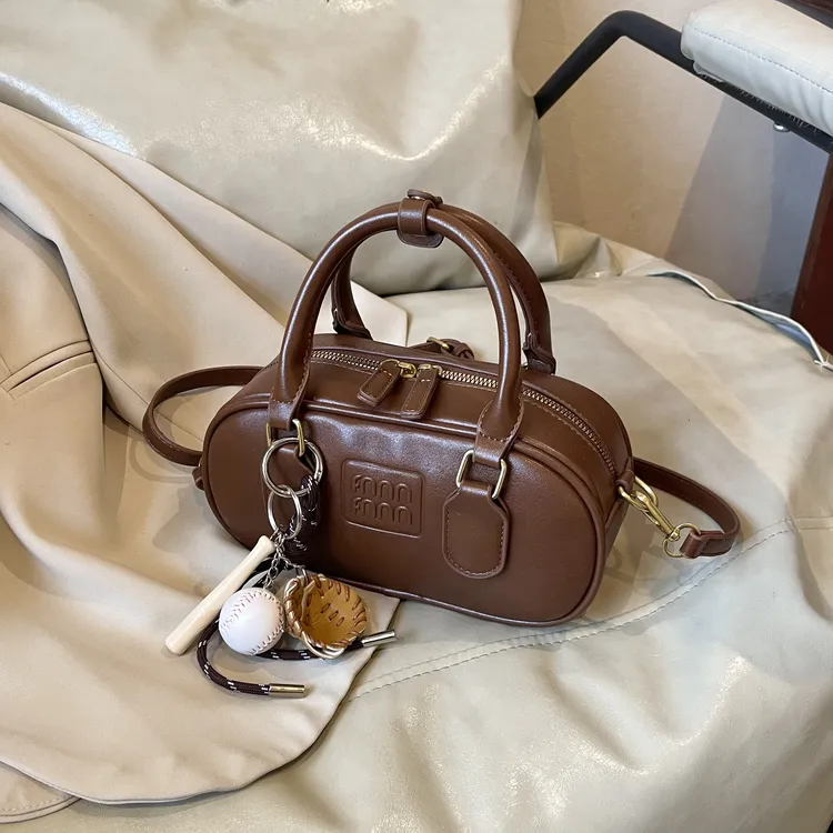 手提保龄球包包女早秋2025新款潮小方包大容量通勤专用包斜挎包