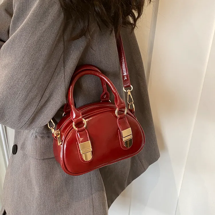 小众手提保龄球包包女士2025新款春夏时尚质感贝壳包百搭斜挎小包