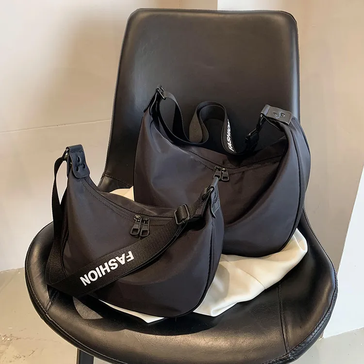 铆钉加固款防水牛津布单肩斜挎包大容量百搭女包休闲饺子包月亮包